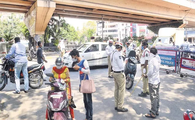 Motorists Paying Traffic Challans In Telangana - Sakshi