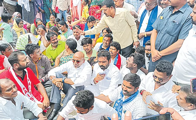 RS Praveen Kumar agitation at school - Sakshi