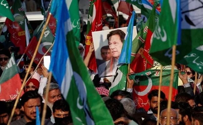 Pakistan Former Pm Imran Khan Filed Petition In Supreme Court - Sakshi