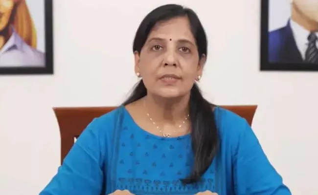 Kejriwal Wife Sunita launches WhatsApp campaign for Delhi CM - Sakshi