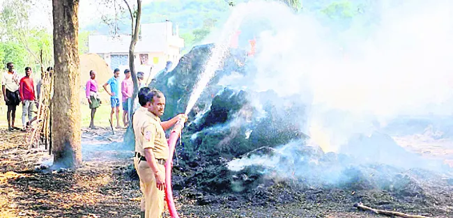 మంటలను అదుపుచేస్తున్న ఫైర్‌ సిబ్బంది - Sakshi