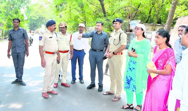 ఏర్పాట్లు పరిశీలిస్తున్న కలెక్టర్‌ రాజర్షి షా, ఎస్పీ గౌస్‌ ఆలం - Sakshi