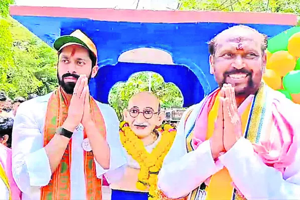 గాంధీ విగ్రహానికి పూలమాలు వేసిన కొణతాల,  రిత్విక్‌  - Sakshi