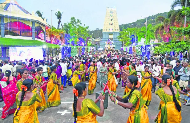 నృత్య నీరాజనం: సింహగిరి మాడ వీధుల్లో కోలాటం  - Sakshi