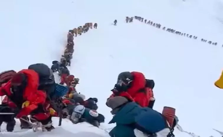 Mount Everest Traffic Jam Long Queue