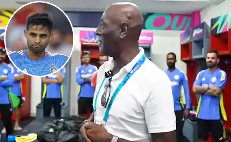 Sir Vivian Richards presents fielding medal award after India's win vs Bangladesh