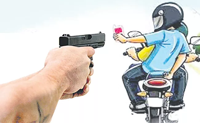 Mobile phone snatcher, injured in police firing