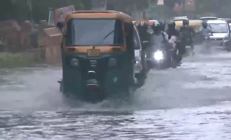 Delhi Weather Updates: Heavy Rain Lashes Out Latest News