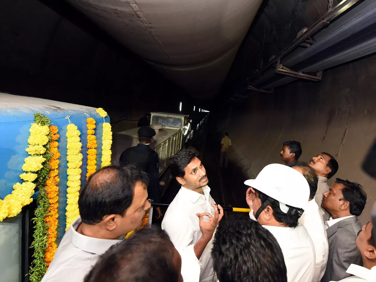 CM Jagan Inspects Veligonda Project at Prakasam Photo Gallery - Sakshi