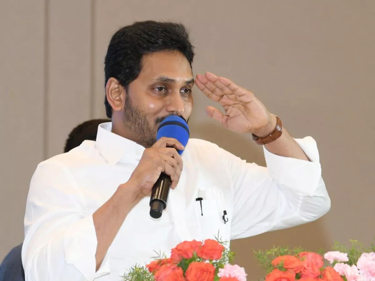 CM YS Jagan Present Service Awards To Volunteers Photo Gallery - Sakshi