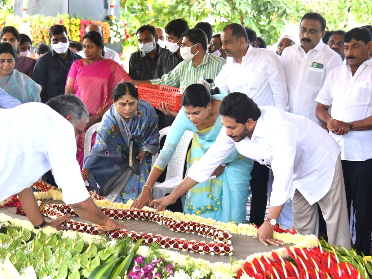 CM YS Jagan & His Family Pays Tribute To Dr YSR at YSR Ghat - Sakshi