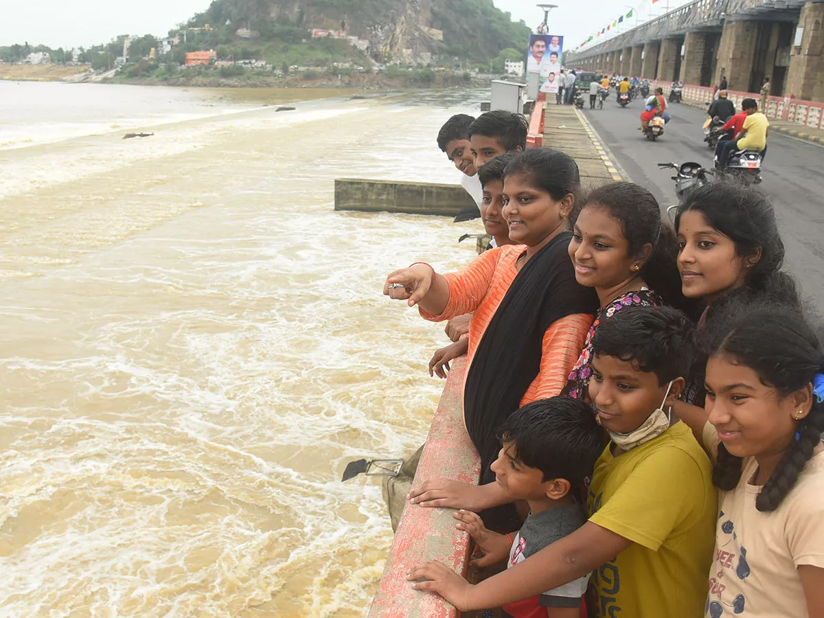 People rush to Prakasam barrage to watch floodwaters - Sakshi