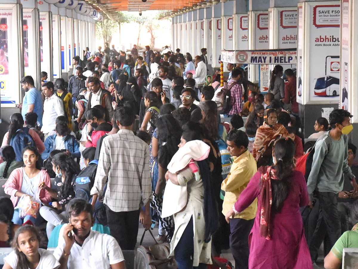 Sankranti 2023: Huge Rush at Railway and Bus Stations - Sakshi