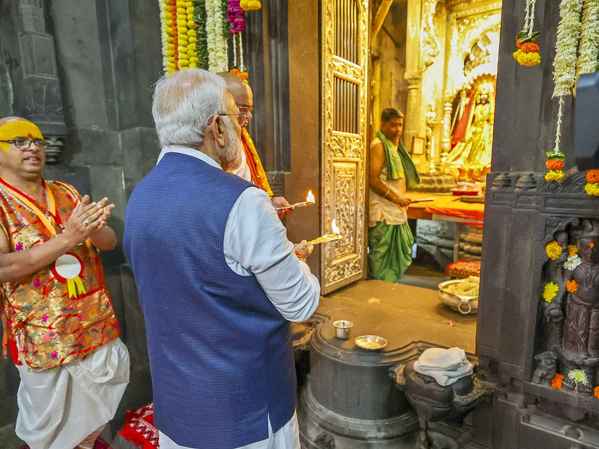 PM Narendra Modi visits Kalaram temple in Nashik, Photos Goes Viral - Sakshi