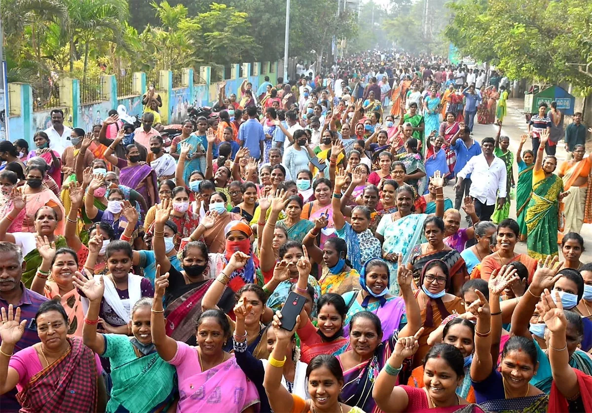 Huge Crowd Attend At YSR Pension Kanuka Program At Kakinada - Sakshi