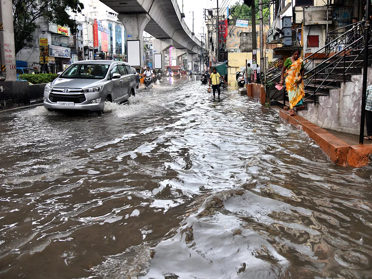 Heavy rain lashes most parts of Hyderabad Photos