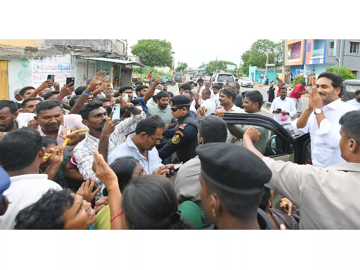 YS Jagan Received Warm Welcome In Kadapa At Pulivendula Photos