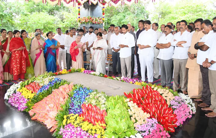 YSR Jayanthi: YS Jagan At Idupulapaya Photo Gallery